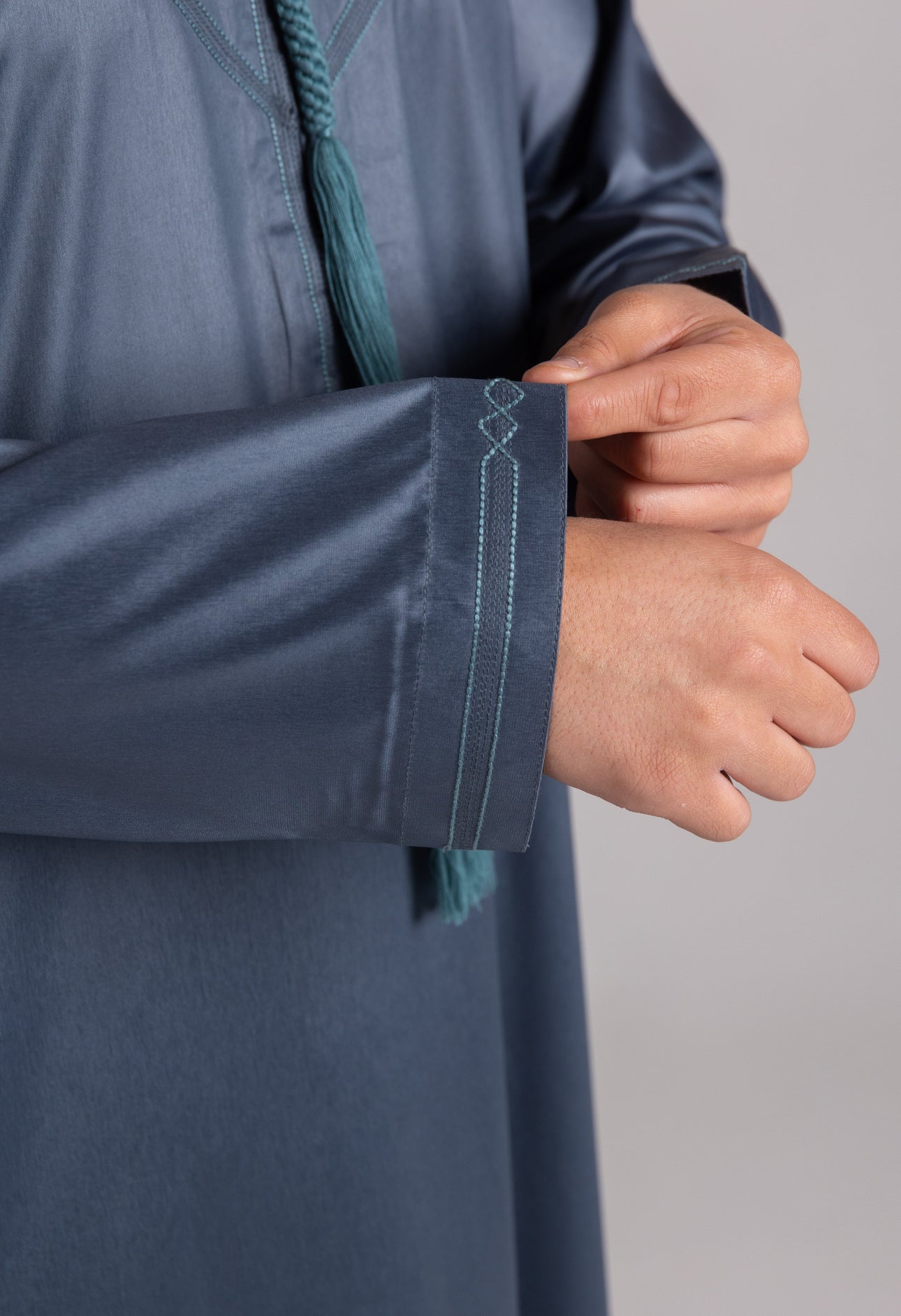 Embroidery Emirati Thobe Shiny ( Metallic Gray )